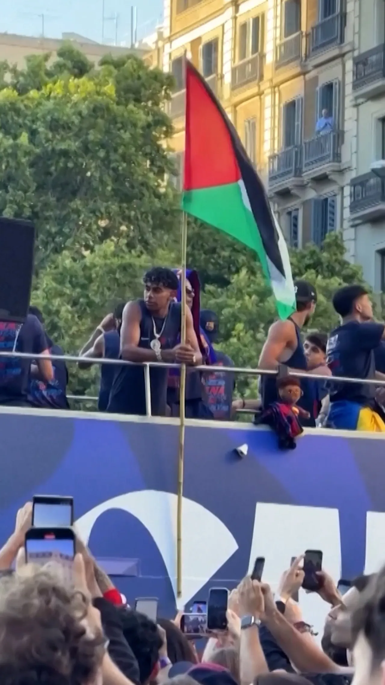 Lamine Yamal kibarkan bendera Palestina selama parade kemenangan Barcelona