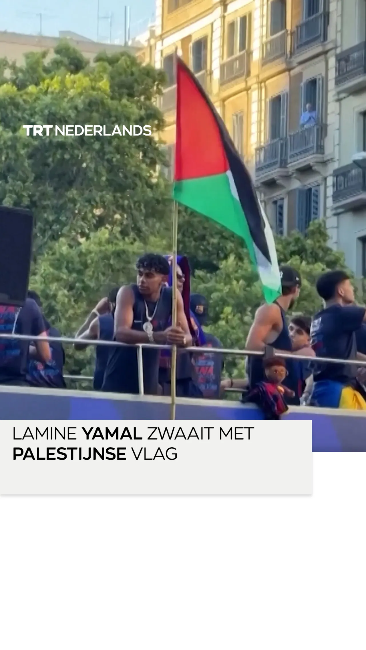 Lamine Yamal zwaait met Palestijnse vlag tijdens overwinningsparade in Barcelona