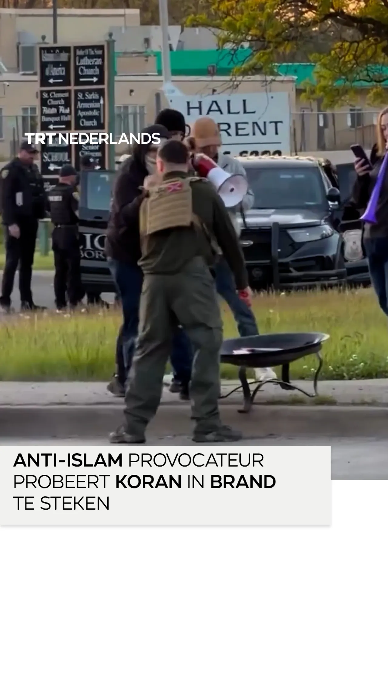 Anti-islam provocateur met brandblusser besproeid bij poging om Koran te verbranden