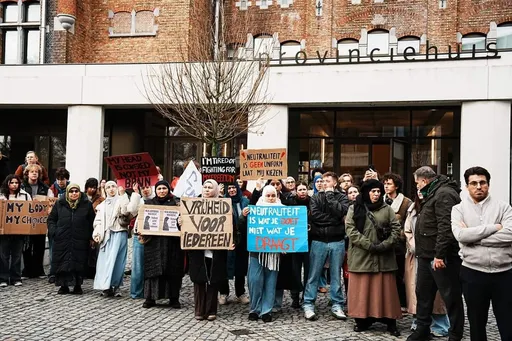 Verbod op hoofddoeken blijft in plaats, volgend schooljaar "van start met religieuze neutraliteit"