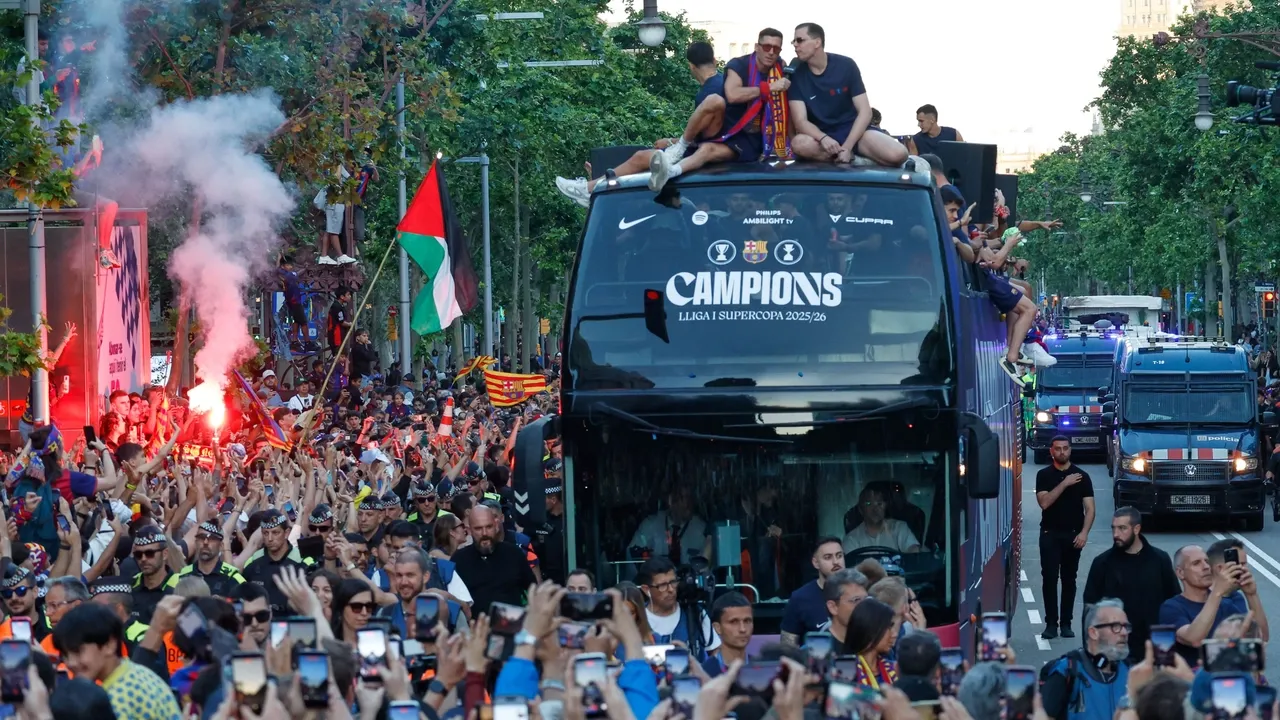 Estrela do Barcelona Lamine Yamal acena com a bandeira da Palestina durante o desfile do título da La Liga