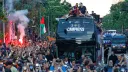 Estrela do Barcelona Lamine Yamal acena com a bandeira da Palestina durante o desfile do título da La Liga