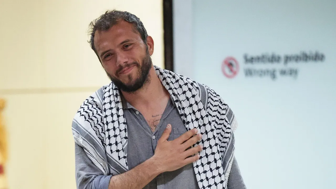 عقب ترحيله.. ناشط برازيلي بـ"أسطول الصمود" يكشف تعرضه للتعذيب بسجون إسرائيل