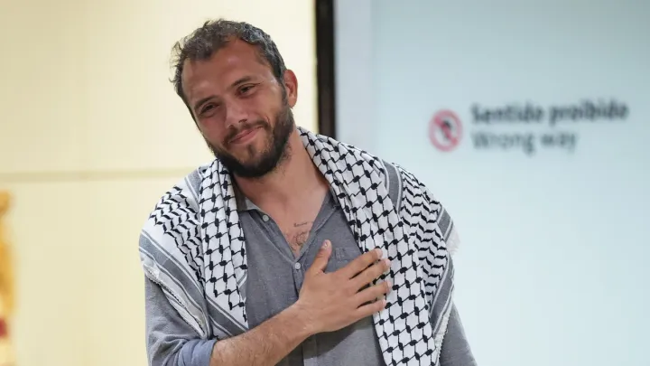 عقب ترحيله.. ناشط برازيلي بـ"أسطول الصمود" يكشف تعرضه للتعذيب بسجون إسرائيل