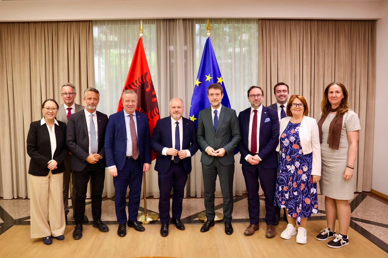Ministri Hoxha takon delegacionin e Komisionit për Punët e Jashtme të Parlamentit të Suedisë