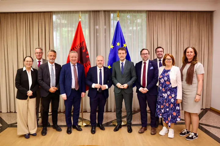 Ministri Hoxha takon delegacionin e Komisionit për Punët e Jashtme të Parlamentit të Suedisë