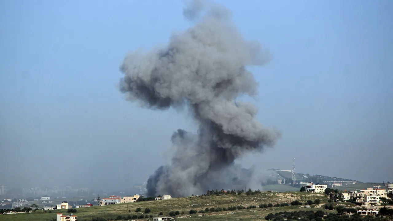 14 mortos, incluindo um soldado e paramédicos, nos mais recentes ataques israelitas no sul do Líbano