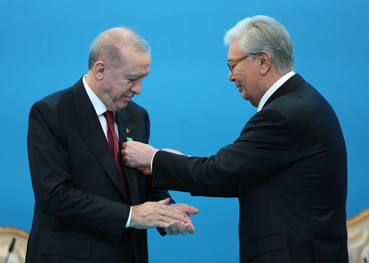 أستانة.. توكاييف يقلّد أردوغان وسام “خوجة أحمد يسوي” تكريماً للعلاقات الأخوية بين البلدين