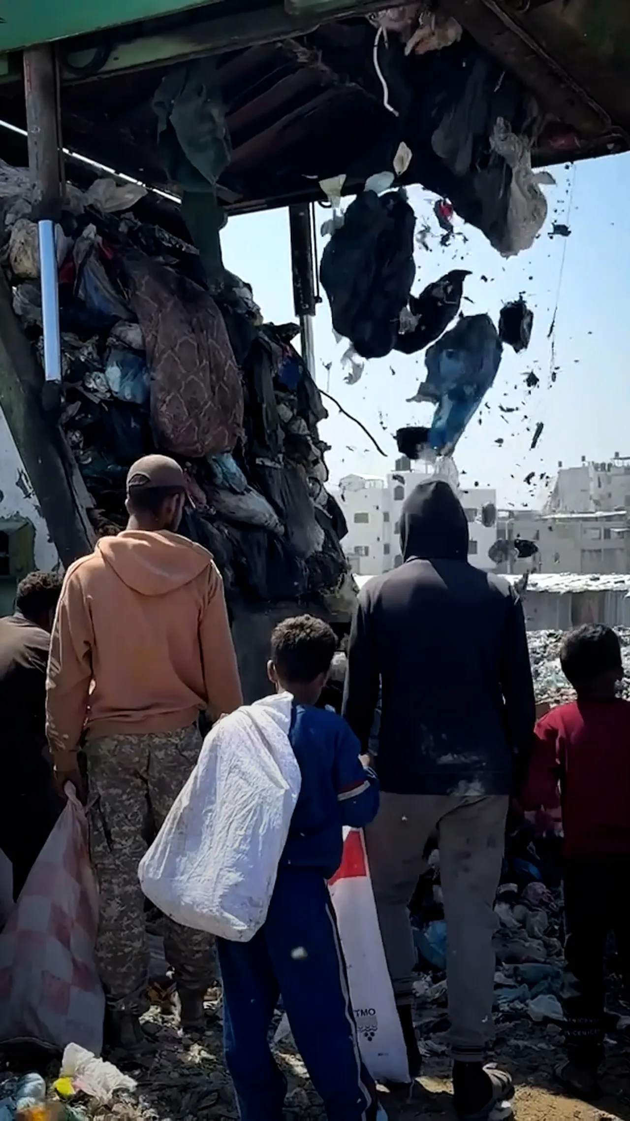 Anak-anak Gaza berupaya bertahan hidup dengan memulung sampah