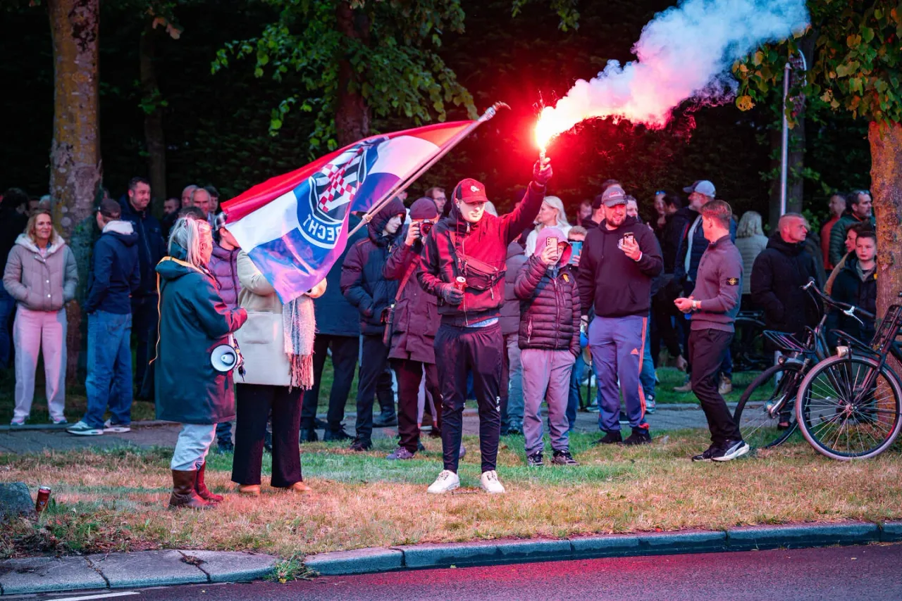 Onrust in Loosdrecht houdt aan: ME zet waterkanon in bij nieuw protest tegen noodopvang