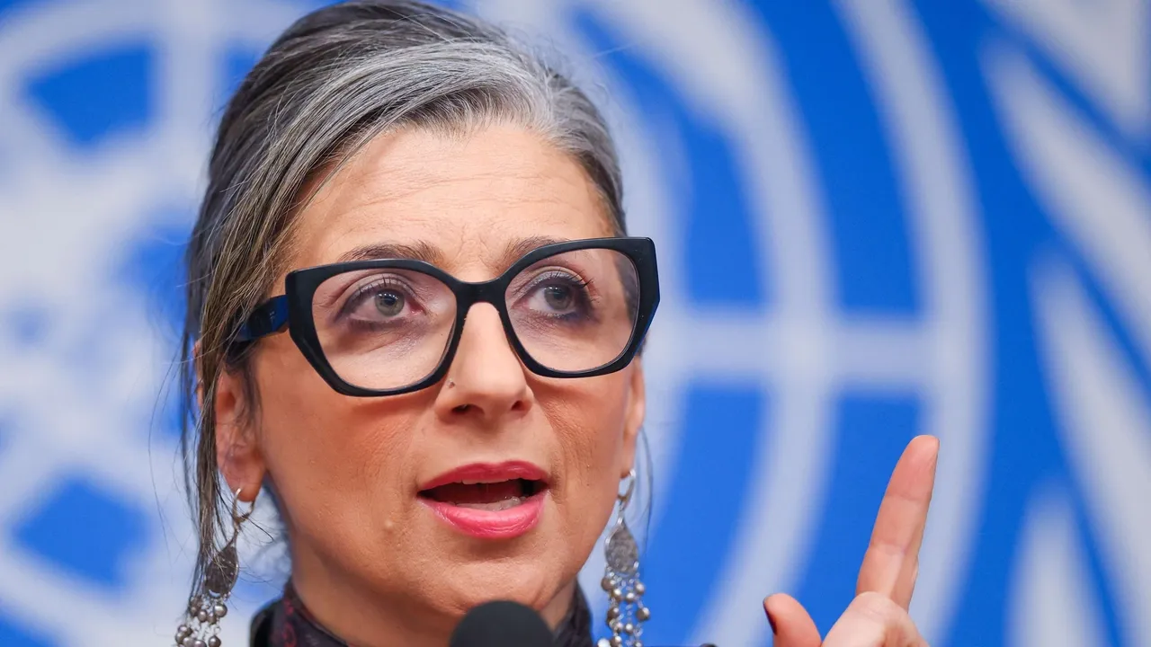 Albaneze, AQŞta mäxkämäneñ sanktsiyälärne tuqtatuınnan soñ, "süz iregeneñ ciñüen" bäyräm itte