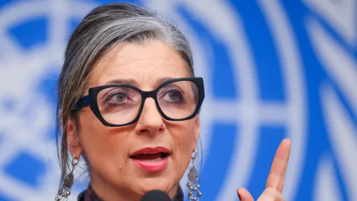 Albaneze, AQŞta mäxkämäneñ sanktsiyälärne tuqtatuınnan soñ, "süz iregeneñ ciñüen" bäyräm itte