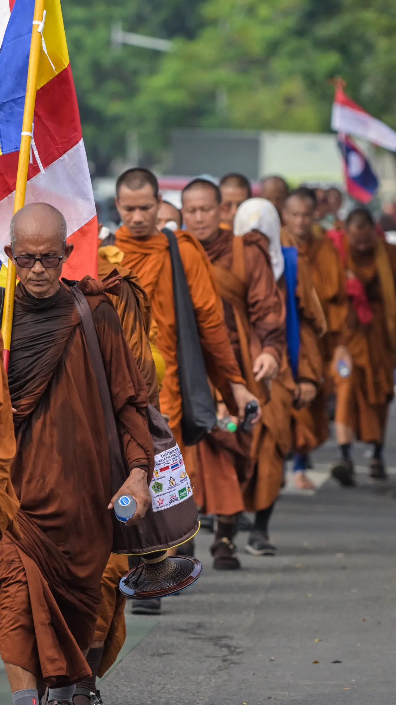 58 biksu lintas negara tempuh perjalanan damai menuju Borobudur untuk Waisak 2026
