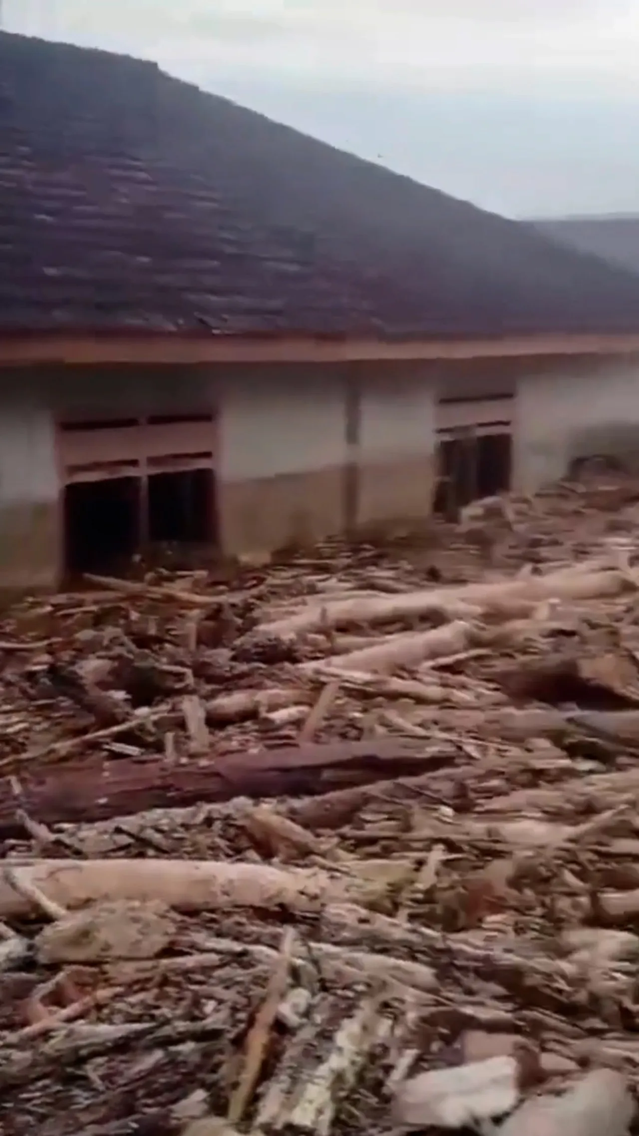 Banjir membawa material kayu ke pemukiman warga di Luwu Utara