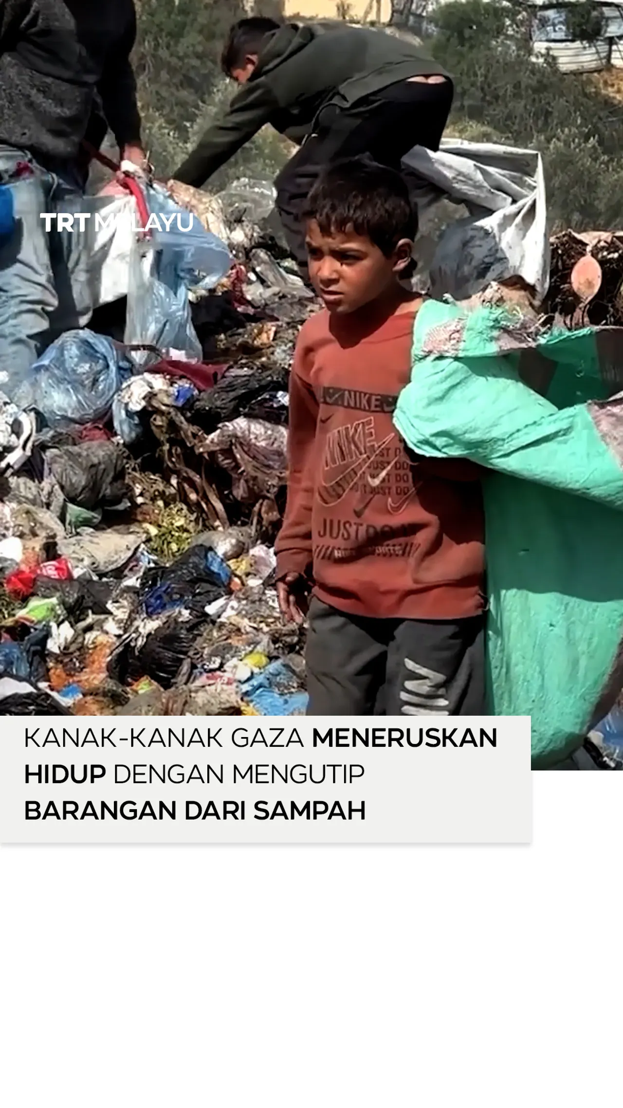 Kanak-kanak Gaza meneruskan hidup dengan mengutip barangan dari sampah