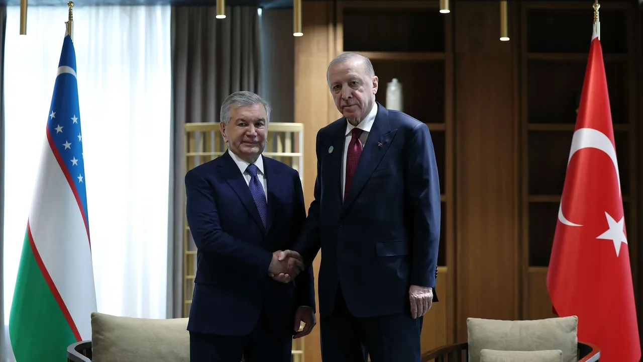 Les présidents turc et ouzbek discutent défense et commerce en marge du sommet de l’OTS à Turkistan