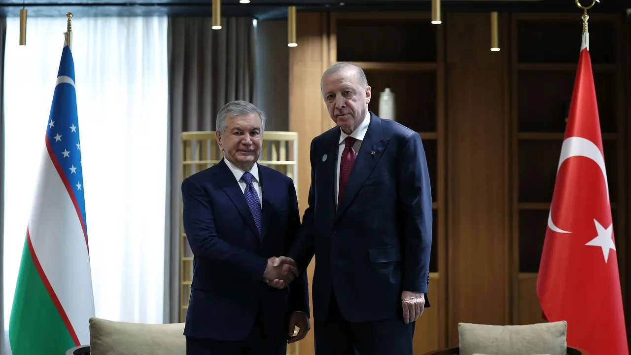 Türkiye e Uzbequistão discutem defesa e laços comerciais à margem da cimeira da OTS no Turquestão