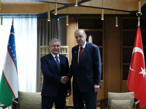 Türkiye e Uzbequistão discutem defesa e laços comerciais à margem da cimeira da OTS no Turquestão