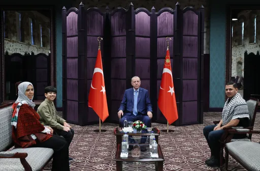 Erdoğan pret në Istanbul 11-vjeçarin palestinez që dokumenton jetën në Gaza
