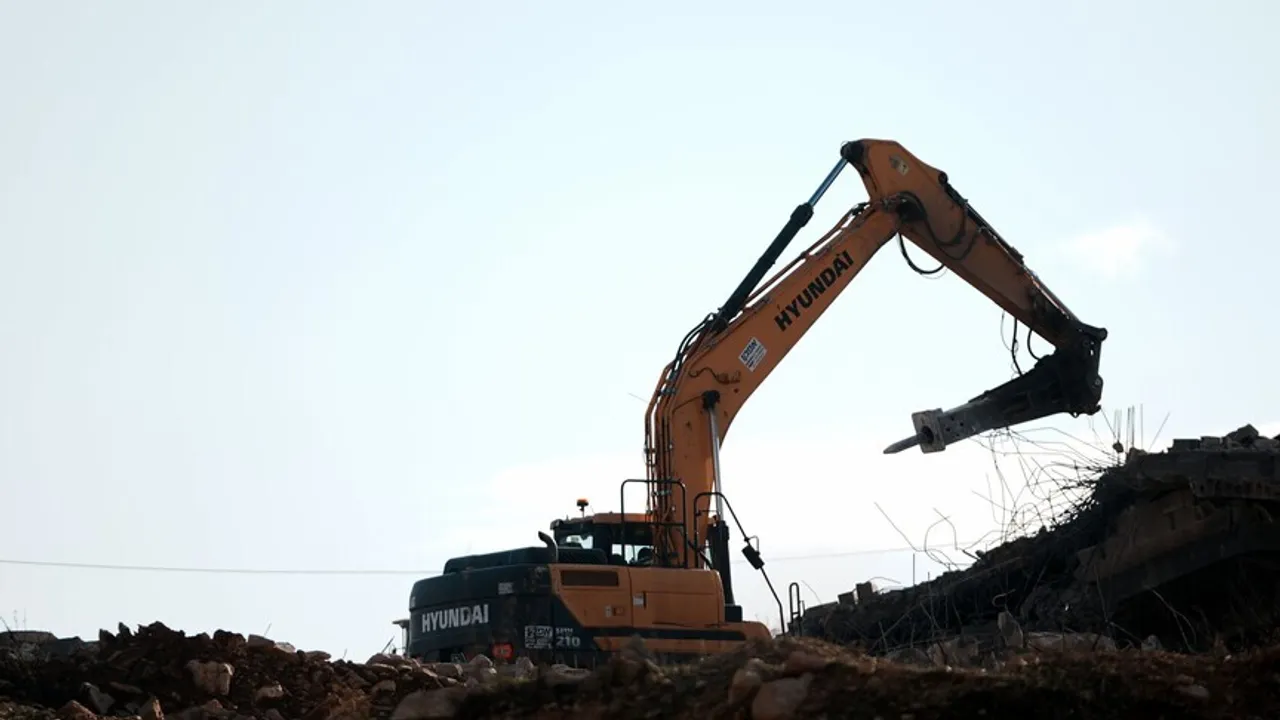 Forcat izraelite shkulin pemët e ullirit dhe shkatërrojnë tokën bujqësore në Bregun Perëndimor