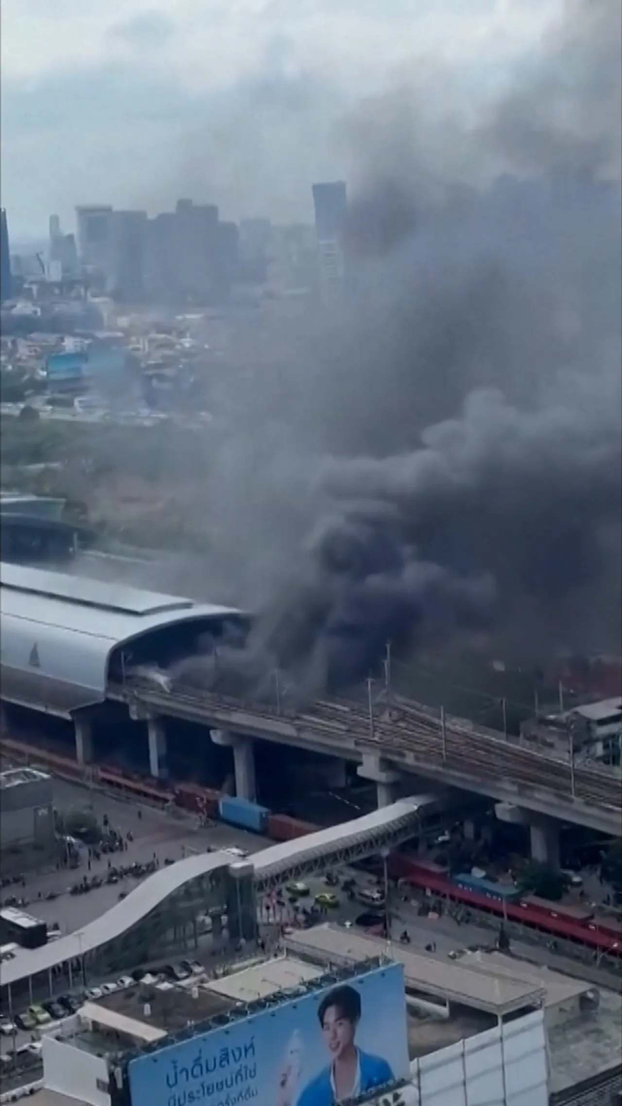 Tabrakan kereta dan bus di Bangkok tewaskan 8 orang
