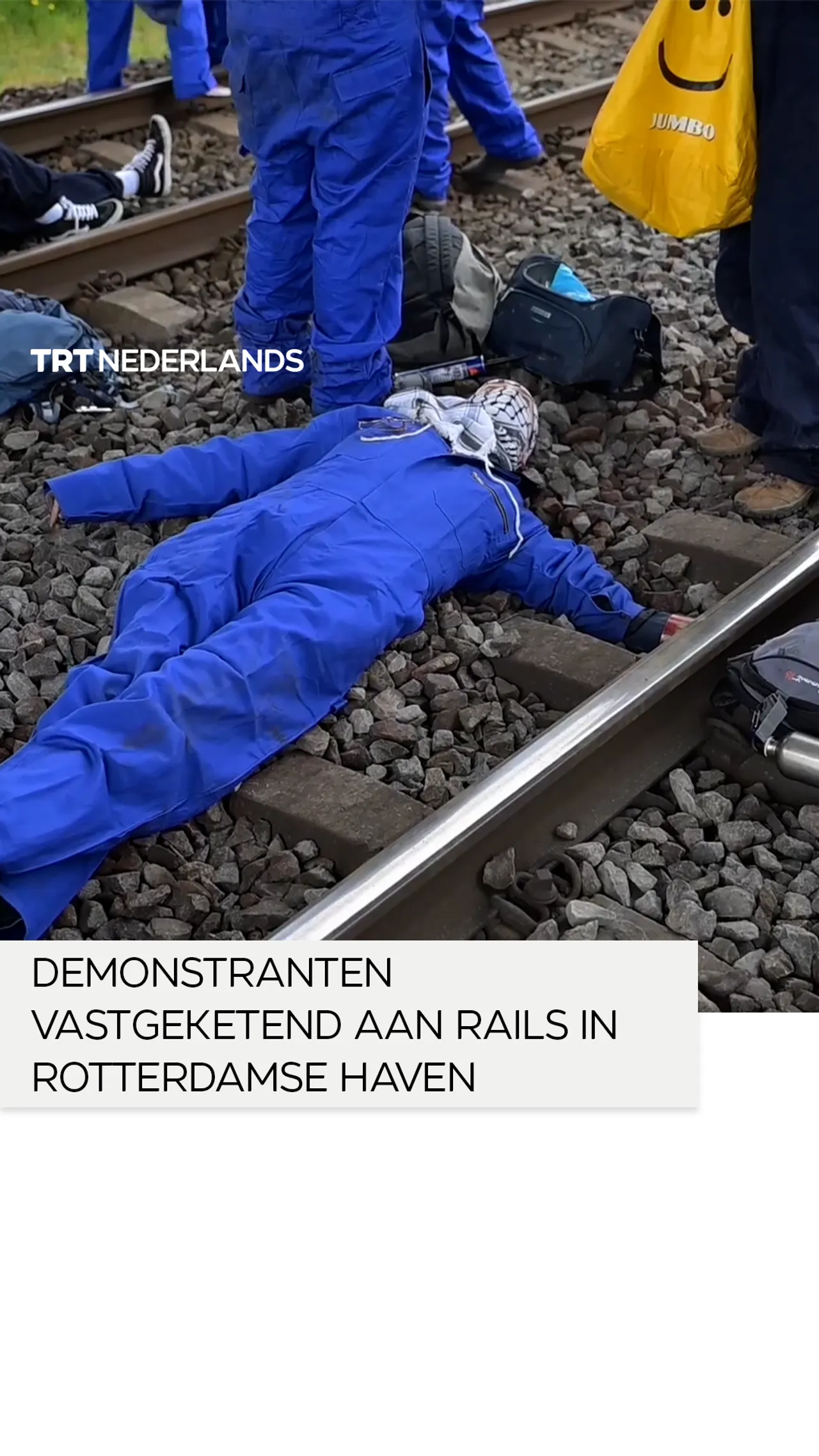 Demonstranten ketenen zichzelf vast aan de rails in haven van Rotterdam