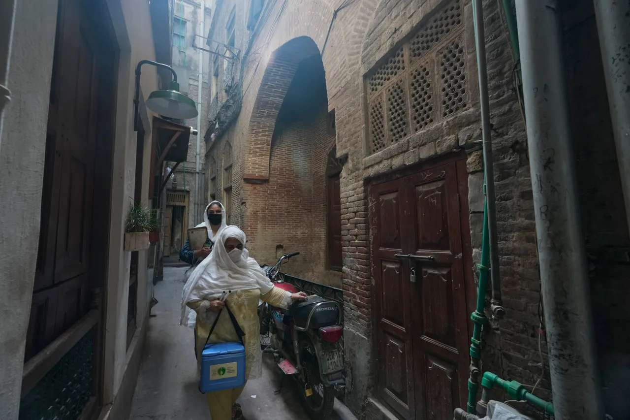 په پاکستان کې وسله والو د پولیو ضد واکسین ډلې دوه ساتونکي پولیس وژلي دي