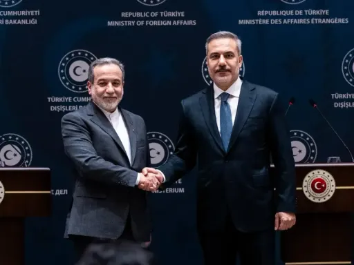 رایزنی تلفنی فیدان و عراقچی درباره مذاکرات متوقفشده تهران و واشنگتن