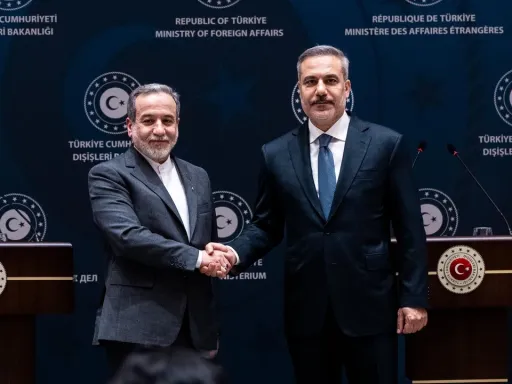 Fidan e Araghchi discutem as negociações de paz EUA-Irão que estão paralisadas