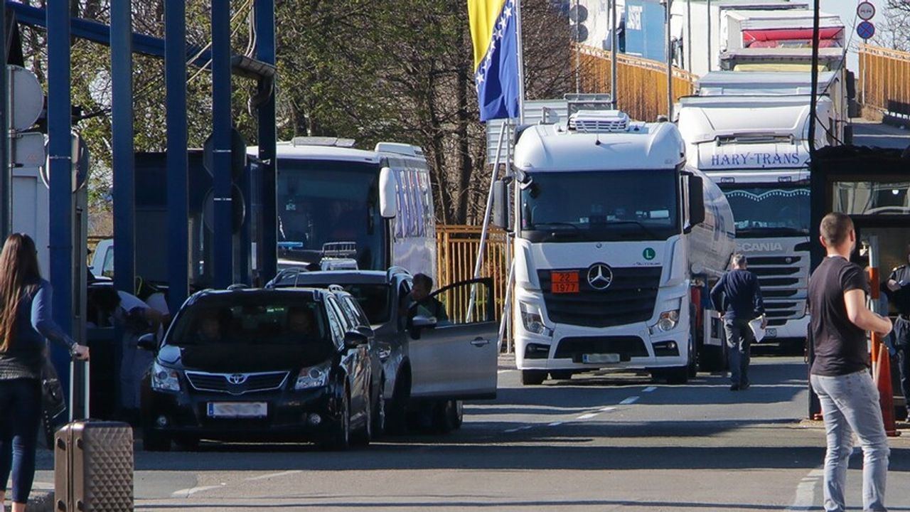 Mbyllet një nga pikat kufitare mes Bosnjës dhe Kroacisë  shkak shembja e një pjese të urës