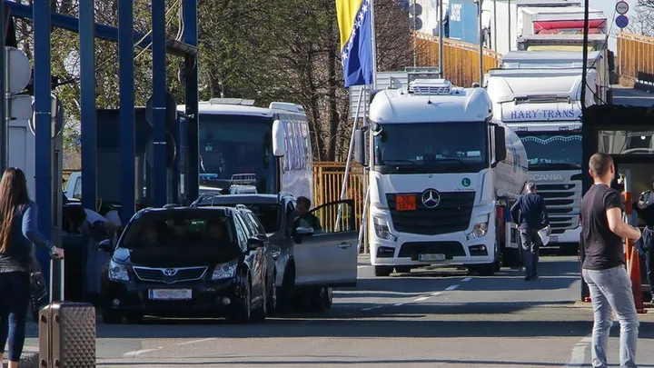 Mbyllet një nga pikat kufitare mes Bosnjës dhe Kroacisë, shkak shembja e një pjese të urës