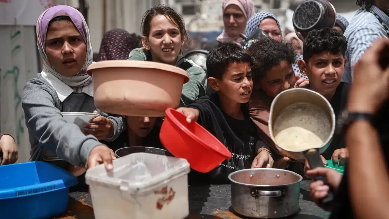 اعتراض آوارگان فلسطینی در غزه به کاهش وعدههای غذایی آشپزخانه مرکزی جهانی