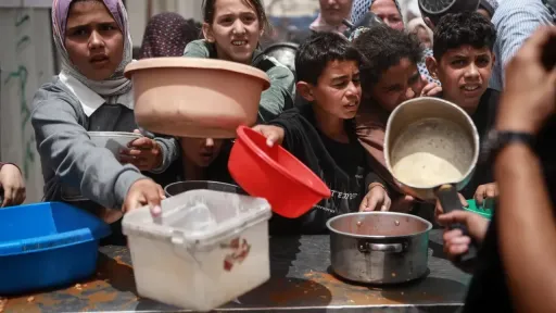 اعتراض آوارگان فلسطینی در غزه به کاهش وعدههای غذایی آشپزخانه مرکزی جهانی