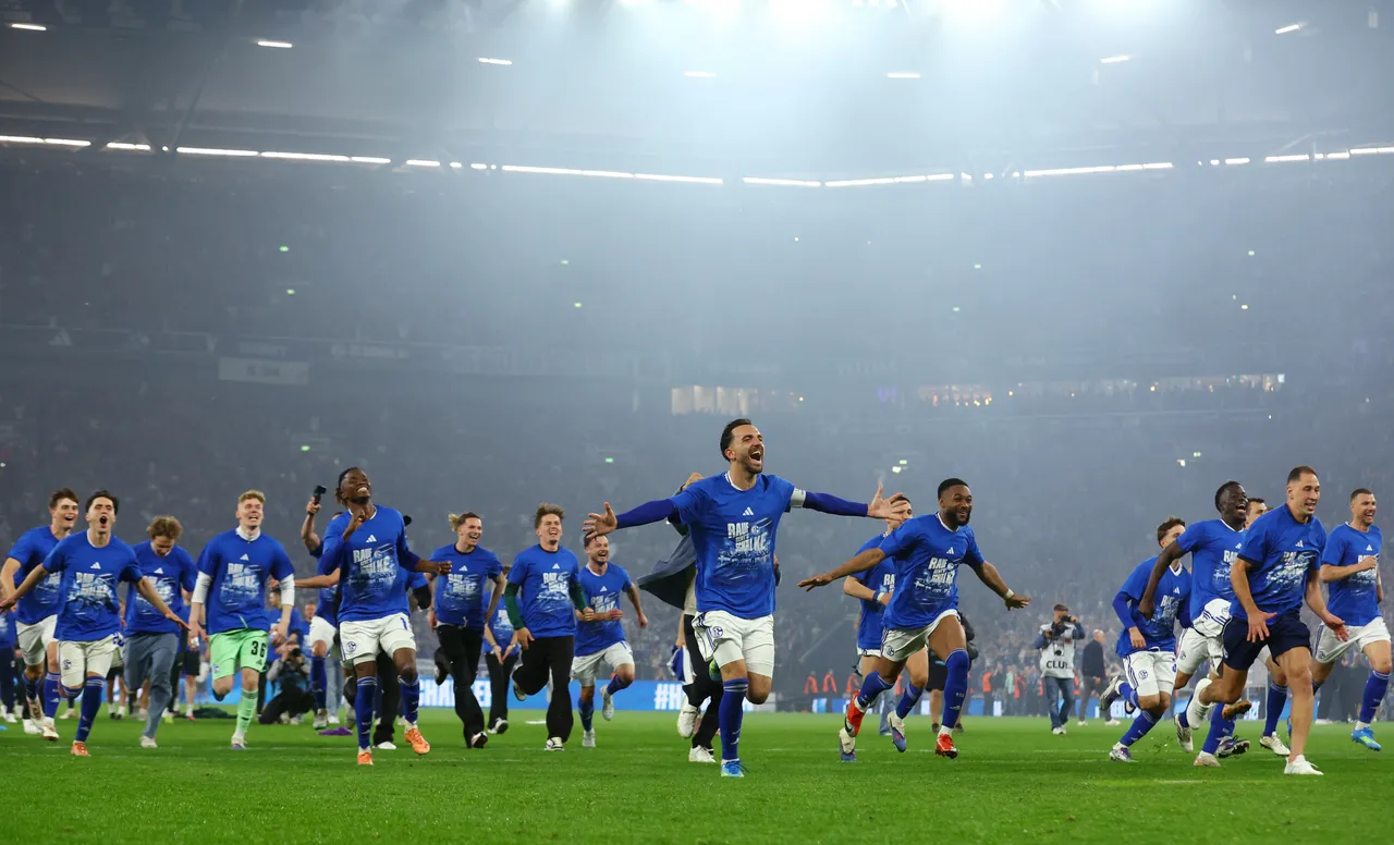 Schalke zurück in der Bundesliga – Fans legen Verkehr lahm