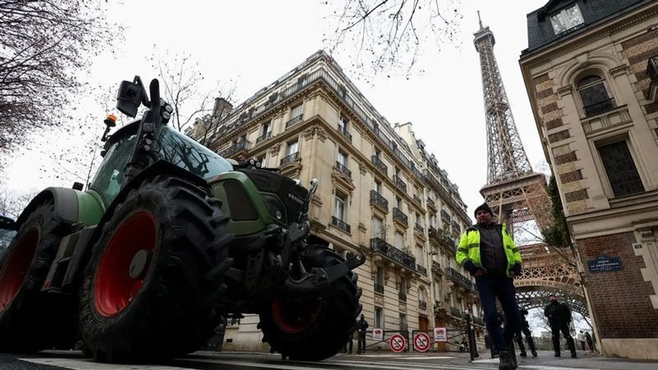 Hausse des prix des carburants: agriculteurs, pêcheurs et boulangers manifestent à Paris