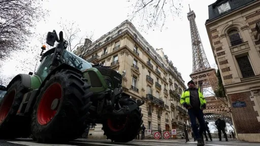 Hausse des prix des carburants: agriculteurs, pêcheurs et boulangers manifestent à Paris
