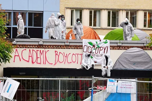 Pro-Palestijnse studenten voeren druk op UGent op met actie aan rectoraat voor volledige boycot