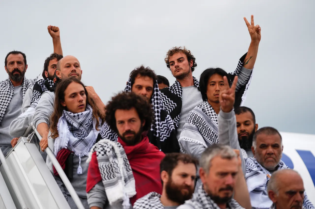 Aktivistët e flotiljes humanitare Sumud mbërrijnë në Istanbul pas arrestimit nga Izraeli