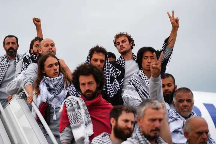 Aktivistët e flotiljes humanitare Sumud mbërrijnë në Istanbul pas arrestimit nga Izraeli