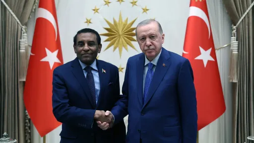 Presidente Erdogan reitera apoio à soberania do Sudão em conversas com o Primeiro-ministro Idris