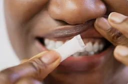 Sachets de nicotine : la jeunesse africaine sous le charme d'une nouvelle forme d'addiction