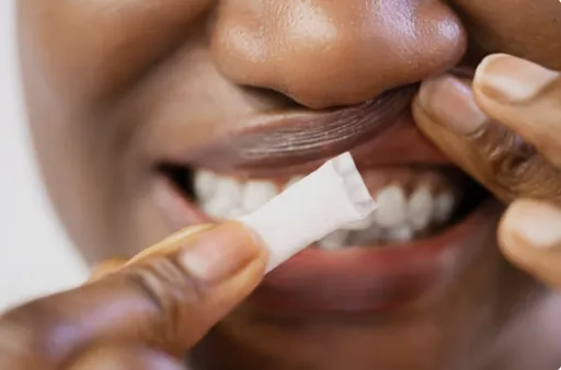 Sachets de nicotine : la jeunesse africaine sous le charme d'une nouvelle forme d'addiction