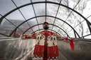 Наместо во отпад, на модна писта: Како кројач од Анкара го спасува културното наследство