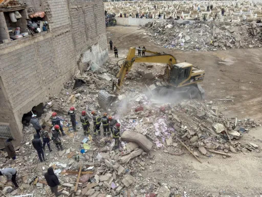 Vários mortos após desabamento de edifício em Fez, Marrocos