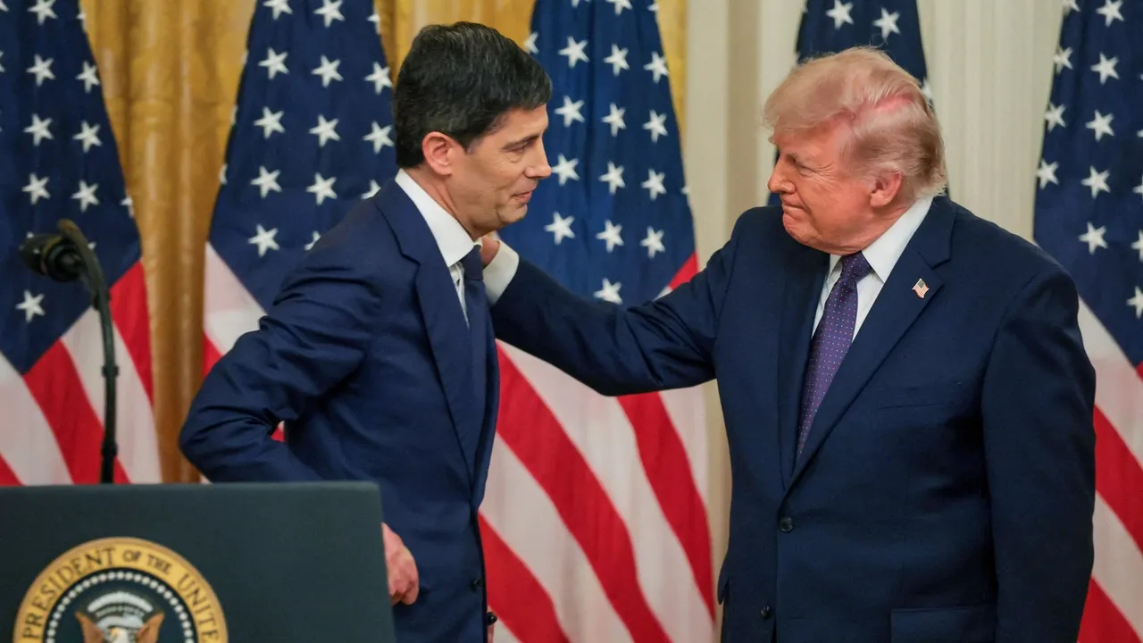 «Упрямый бык» VS «инфляционный ястреб». Почему Трамп сменил главу ФРС США?