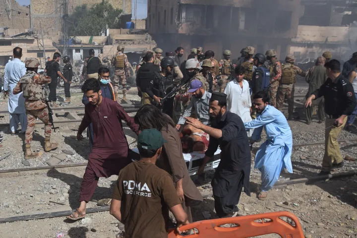 Shpërthim i fuqishëm në një tren mallrash në Pakistan, 28 të vrarë dhe 90 të plagosur