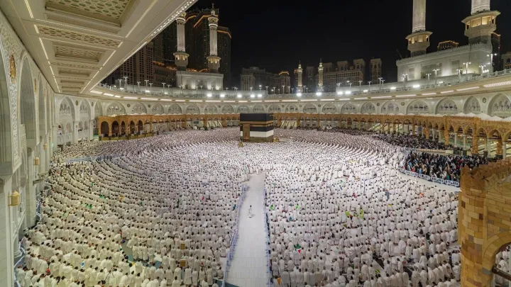 عشية بدء مناسك الحج.. وصول أولى طلائع الحجاج إلى مشعر منى والسعودية تعلن جاهزيتها
