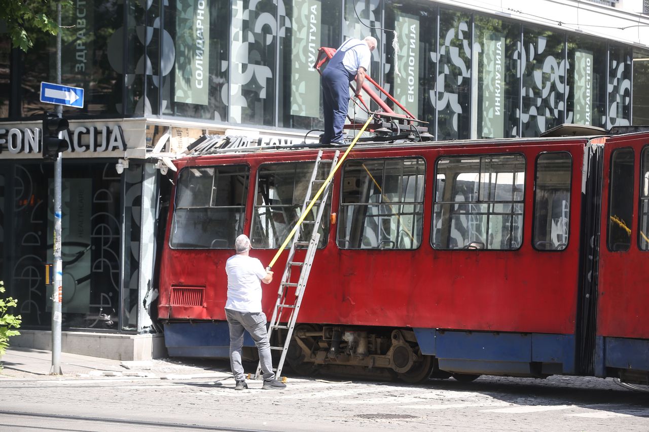 tramvaji-del-nga-shinat-ne-beograd-dhe-godet-vitrinen-e-nje-dyqani-disa-persona-te-plagosur