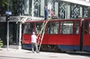 Tramvaji del nga shinat në Beograd dhe godet vitrinën e një dyqani, disa persona të plagosur