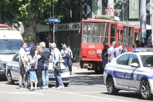 U Beogradu tramvaj izletio iz šina i udario u izlog, više ljudi povrijeđeno